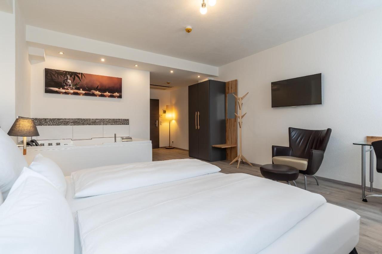 Hotel In Laisen Reutlingen Bagian luar foto
