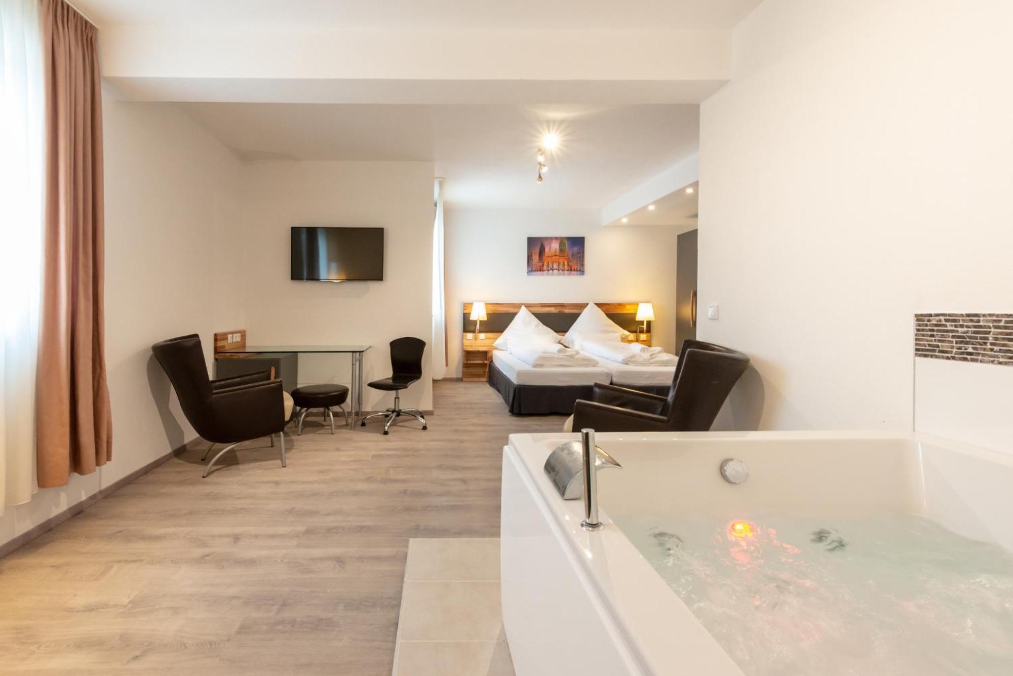 Hotel In Laisen Reutlingen Ruang foto